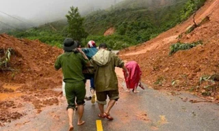 Hơn 2 giờ khiêng cáng đưa sản phụ vượt sạt lở đi sinh