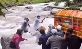 Nghẹn lòng cảnh khiêng quan tài vượt lũ ở Đà Nẵng