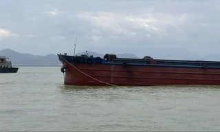 Lai dắt tàu hàng bị hỏng máy, trôi trên vịnh Đà Nẵng
