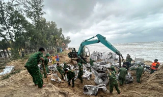 Lực lượng chức năng nỗ lực gia cố, khắc phục sạt lở bảo vệ bờ biển Hội An và khu dân cư ven biển
