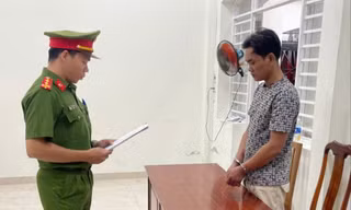 Tạt xăng vào người nghi ngoại tình với vợ mình, cầm bật lửa đuổi theo đòi giết