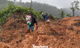 Xúc động hình ảnh thầy giáo vùng cao ôm hoa lội bùn vượt sạt lở đến trường 