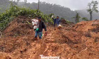 Xúc động hình ảnh thầy giáo vùng cao ôm hoa lội bùn vượt sạt lở đến trường 