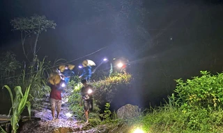 Khẩn cấp di dời dân trong đêm vì vết nứt dài trên núi ở Đà Nẵng