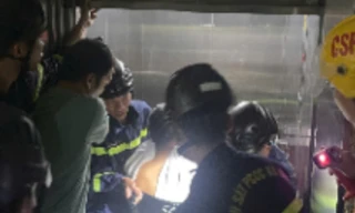 Giải cứu nhân viên y tế và 2 bệnh nhân mắc kẹt trong thang máy bệnh viện ở Đà Nẵng