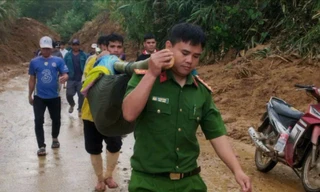 Xuyên đường sạt lở, Công an Đà Nẵng cùng bà con khiêng người bị thương đi cấp cứu
