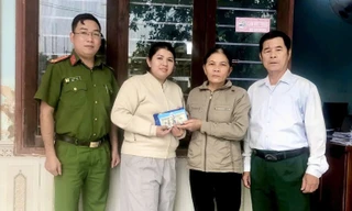 Gần 2.000 USD bị bỏ quên trong túi đồ cứu trợ bà con vùng lũ