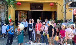 Phố cổ Hội An sạch tinh tươm sau bão, khách tấp nập trở lại