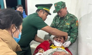 Trưởng thôn bị gấu tấn công kinh hoàng trên đường về nhà