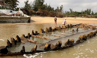 Chiếc tàu cổ trồi lên hoàn toàn sau bão số 13.