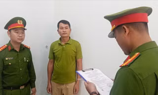 Bực tức vì bạn nhậu bị trêu, người đàn ông vác dao chém người trọng thương