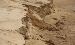 Hơn chục nghìn mét khối đất cát tràn vào ruộng đồng ở Đà Nẵng 