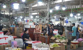 Tiểu thương chợ đầu mối 'đứng ngồi không yên' vì cước phí phi mã