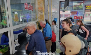 Trung chuyển cả ngàn khách bằng ô tô từ Đà Nẵng đến Lăng Cô 