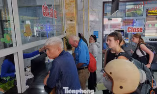 Trung chuyển cả ngàn khách bằng ô tô từ Đà Nẵng đến Lăng Cô 