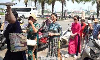 Khách Tây 'may nóng' áo dài, đu trend chụp ảnh Tết Việt