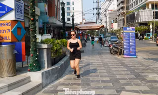 Vỉa hè đường ven biển Đà Nẵng 'thay áo' 