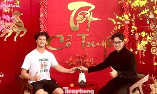 Khách Tây hưởng Tết trong bệnh viện