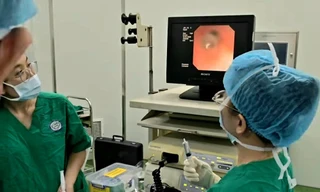 Ngậm đầu bút trong miệng, một học sinh ở Đà Nẵng nhập viện cấp cứu