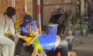 Người phụ nữ vượt rào chắn tàu, hành hung hai nhân viên đường sắt