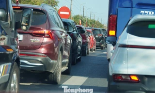 Ô tô nối đuôi bò trên quốc lộ qua miền Trung