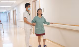 Bệnh nhân đầu tiên tại miền Trung được phẫu thuật thay khớp gối bằng robot