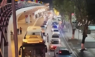 Xe ô tô kẹt cứng trong sân bay Đà Nẵng