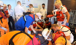 Cứu du khách nước ngoài nguy kịch trên biển ngày 27 Tết