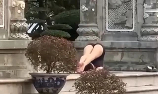 Cô gái mặc hở hang tập Yoga phản cảm ở chùa Linh Ứng