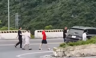 Xác minh clip nhóm người dừng ô tô ngay khúc cua trên đèo Hải Vân để ngắm cảnh