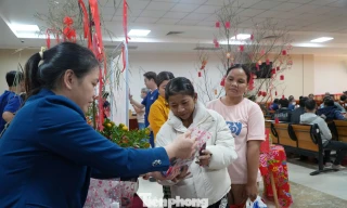 Ấm áp phiên chợ 0 đồng cho bệnh nhân chạy thận ngày áp Tết