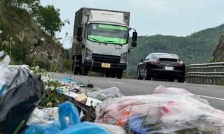 Rác thải 'bủa vây' đường tránh Quốc lộ 1A qua Quảng Ngãi