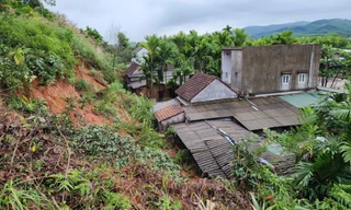Sạt lở bủa vây, hàng trăm người dân Quảng Ngãi sơ tán khẩn cấp