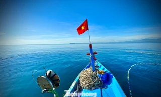 Giữa mênh mông sóng gió, cờ Tổ quốc vừa là điểm tựa, vừa là tuyên ngôn