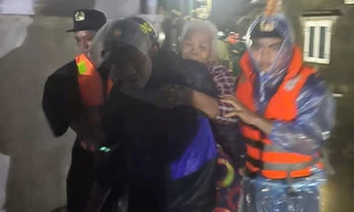 Bất an vì triều cường tấn công, xuyên đêm sơ tán người già, trẻ nhỏ