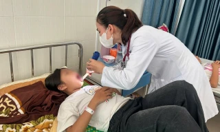 Lấy mẫu xét nghiệm loạt ca nghi ngộ độc thực phẩm ở Quảng Ngãi