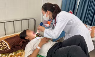 Lấy mẫu xét nghiệm loạt ca nghi ngộ độc thực phẩm ở Quảng Ngãi