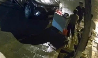 Người đàn ông nghi say xỉn lái ô tô đòi tông người giữa đêm