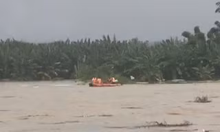 Cứu người dân mắc kẹt giữa dòng lũ dữ trên sông Trà Khúc