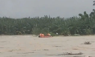 Cứu người dân mắc kẹt giữa dòng lũ dữ trên sông Trà Khúc