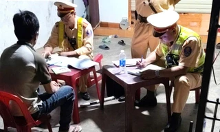 Xe 25 chỗ chở 61 người, tài xế và chủ xe bị phạt hơn 200 triệu