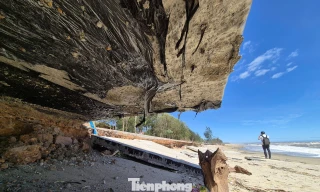 Cận cảnh tuyến đường bê tông ở Quảng Ngãi bị sóng đánh tan nát