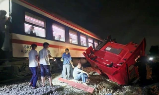 Khởi tố vụ xe container cố tình vượt rào chắn bị tàu hỏa tông gãy đôi