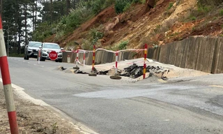 Quốc lộ 24 xuất hiện vết nứt dài 100m, mặt đường trồi lên hơn 1m