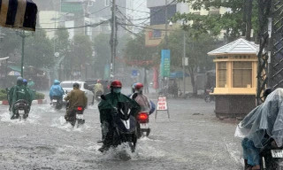 Mưa trắng trời gây ngập sâu, sạt lở ở Quảng Ngãi