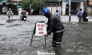 Mưa như trút, nhiều tuyến đường ở Quảng Ngãi chìm sâu trong biển nước