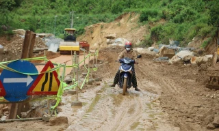 Ngổn ngang dự án sửa chữa taluy đường Trường Sơn Đông