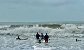 Sóng lớn dồn dập khi bão sắp về, nhiều người vẫn thản nhiên tắm biển 