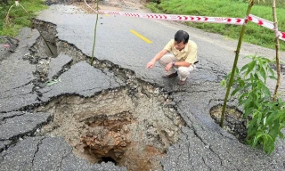 Hố tử thần sâu hơn 1m 'há miệng' giữa quốc lộ ở Quảng Ngãi