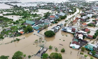 Nước lũ rút chậm, nhiều nơi ở TP.Huế vẫn ngập sâu